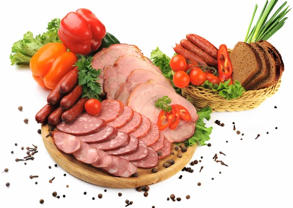 Kiełbasy, mięso i warzywa — Zdjęcie stockowe