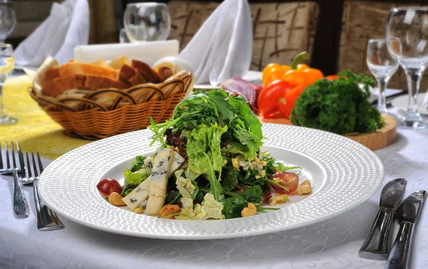 Salada com queijo — Fotografia de Stock