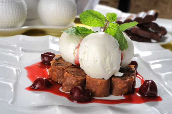 Dessert with ice cream — Stock Photo, Image