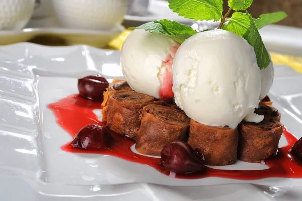 Dessert with ice cream — Stock Photo, Image