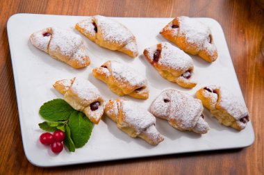 Beyaz tabakta tatlı kek