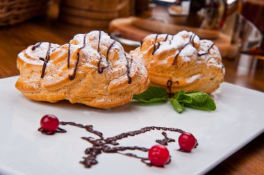 kek kiraz bir kase ile