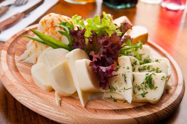 yeşillik bir plaka ile et