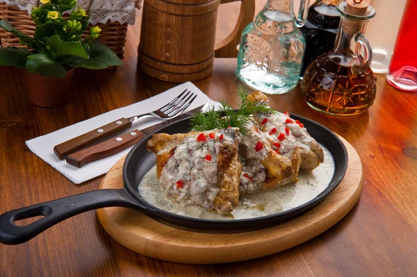 Het vlees in de saus in de pan — Stockfoto