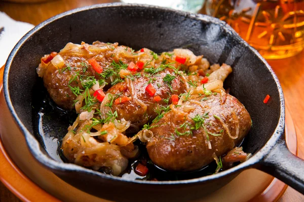 Mięso pieczone na patelni — Zdjęcie stockowe