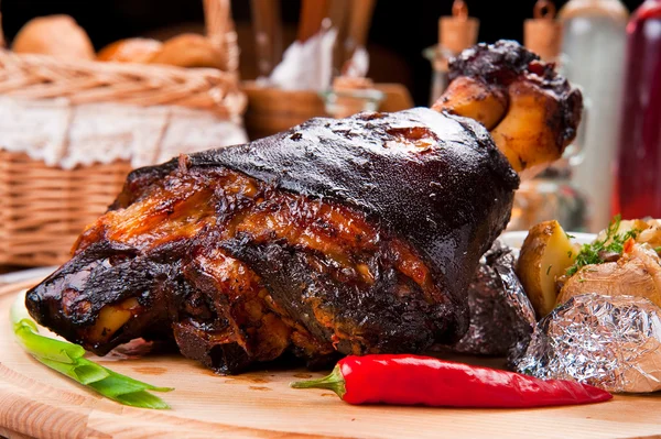 Grilované maso s pepřem na dřevěném prkénku — Stock fotografie