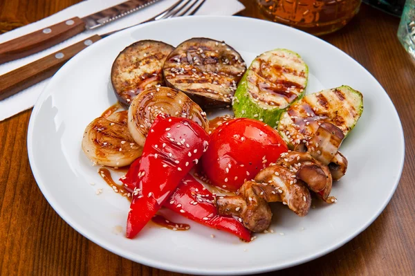 Rostad aubergine och peppar i en skål — Stockfoto