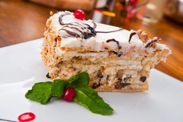 Tårta med körsbär i en skål — Stockfoto