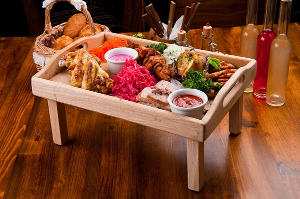 Comida saborosa em uma mesa de madeira — Fotografia de Stock