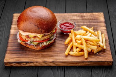 Tavuk burger bir restoranda servis edilir.