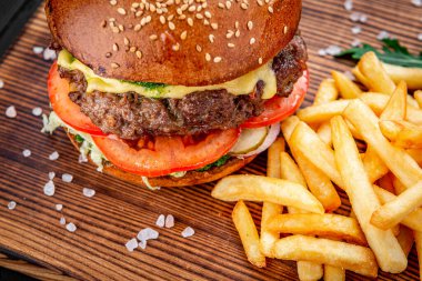 Sığır etli hamburger, patates kızartmalı hamburger.