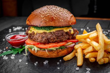Sığır etli hamburger, patates kızartmalı hamburger.