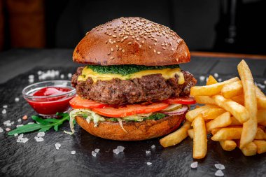 Sığır etli hamburger, patates kızartmalı hamburger.