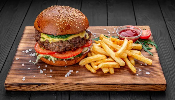 Hambúrguer com carne, hambúrguer com batatas fritas — Fotografia de Stock