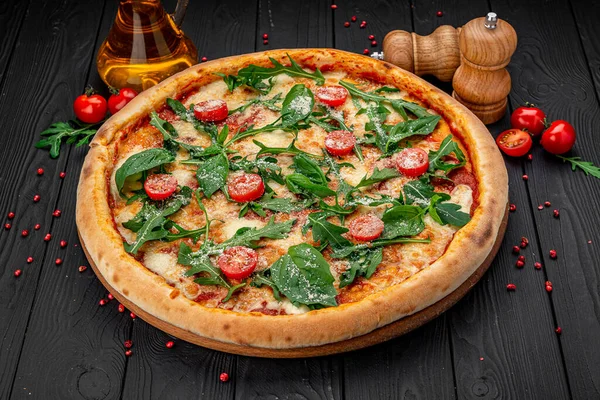 Lekker hete Italiaanse pizza op zwarte houten tafel. — Stockfoto