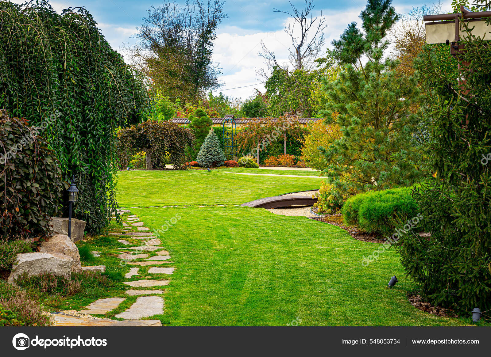 Patio Delantero Diseño Paisaje Con Arbustos Multicolores Que Cruzan Con —  Foto de stock © white78 #548053734, image size:1600x1165