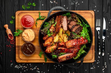 Farklı türde et, tavuk, dana eti, ızgara domuz eti. Patatesli tavada servis yap. BBQ eti