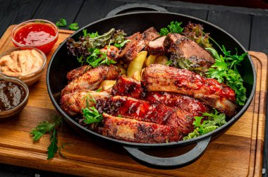 Farklı türde et, tavuk, dana eti, ızgara domuz eti. Patatesli tavada servis yap. BBQ eti