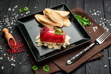 Koyu arkaplanda kızılcık soslu karaciğer kreması.