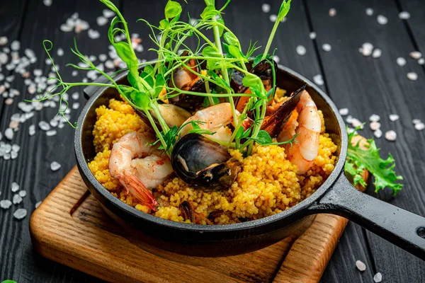 Couscous Mit Muscheln Und Garnelen Einer Pfanne Servieren Von Meeresfrüchten — Stockfoto