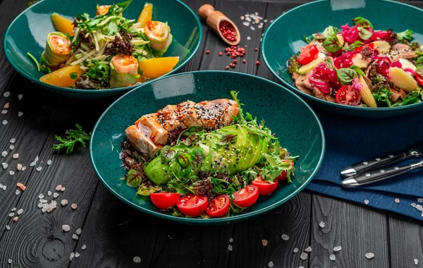 Asiatischer Salat Mit Truthahn Und Avocado Mit Teriyaki Sauce — Stockfoto