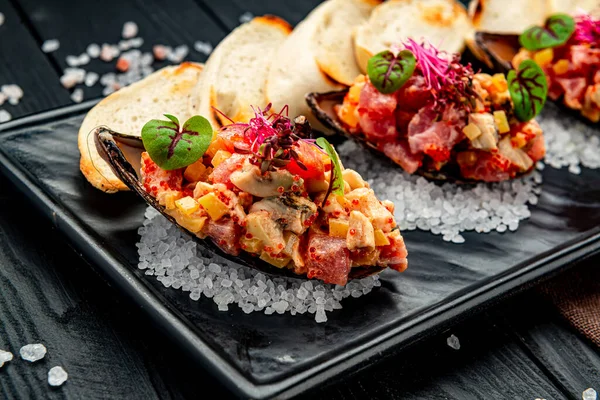 Tonijnceviches Mosselen Kaviaar Mosselschelpen Met Pittige Saus Croutons — Stockfoto