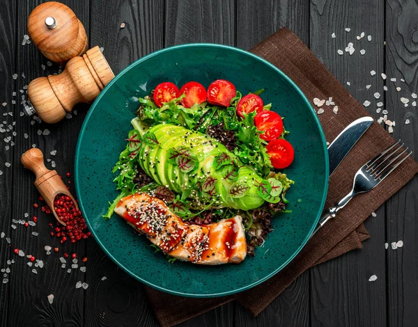 Asiatischer Salat Mit Truthahn Und Avocado Mit Teriyaki Sauce — Stockfoto