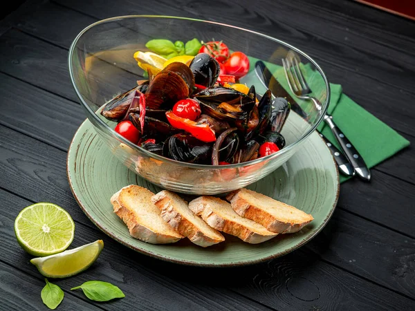 Serving Boiled Mussels Shells Various Vegetables Spices Croutons — Stock Photo, Image