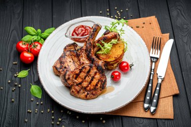 Restoranda domuz bifteği, patates, gözleme ve sos servis ediliyor.