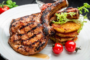 Restoranda domuz bifteği, patates, gözleme ve sos servis ediliyor.