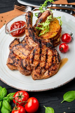 Restoranda domuz bifteği, patates, gözleme ve sos servis ediliyor.