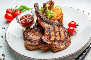 Restoranda domuz bifteği, patates, gözleme ve sos servis ediliyor.