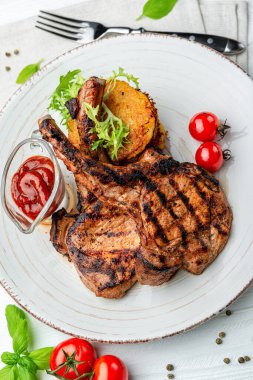 Restoranda domuz bifteği, patates, gözleme ve sos servis ediliyor.