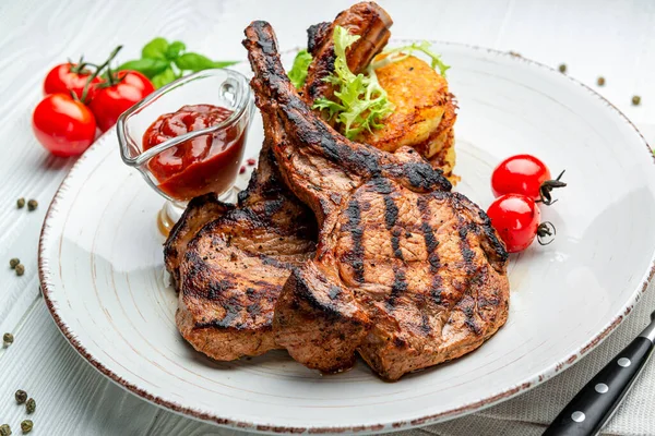 Restoranda domuz bifteği, patates, gözleme ve sos servis ediliyor.