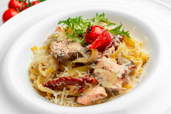 在餐馆里吃 意大利面配鲑鱼 奶酪和西红柿 — 图库照片