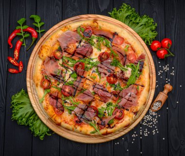 Prosciutto ve roka ile nefis pizza. İtalyan atıştırmalıkları. Üst görünüm.