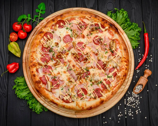 Lekkere Pepperoni Pizza Koken Ingrediënten Tomaten Basilicum Zwarte Beton Achtergrond — Stockfoto