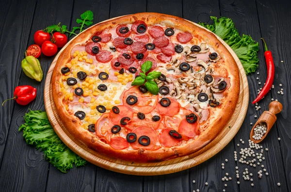 Pizza Com Ingredientes Diferentes Carne Presunto Pepperoni Legumes Conceito Menu — Fotografia de Stock