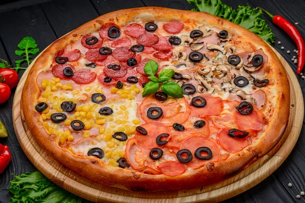 Pizza Com Ingredientes Diferentes Carne Presunto Pepperoni Legumes Conceito Menu — Fotografia de Stock