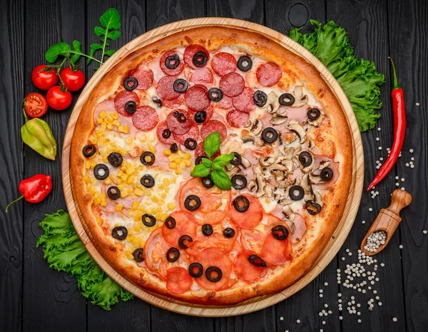 Pizza Com Ingredientes Diferentes Carne Presunto Pepperoni Legumes Conceito Menu — Fotografia de Stock