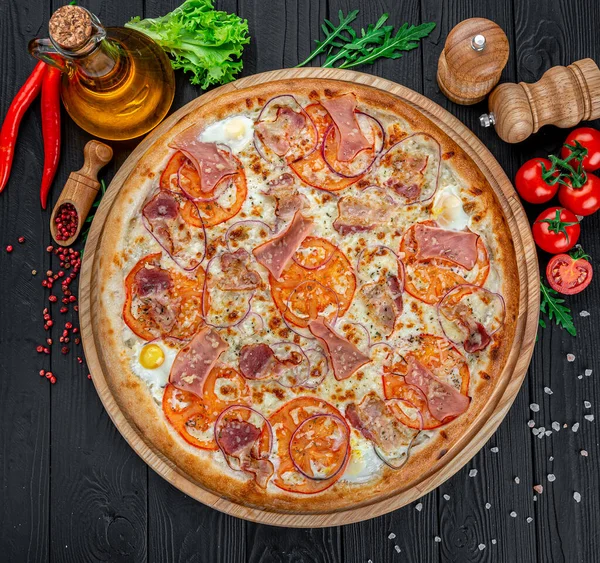 Pizza Met Spek Ham Worst Houten Tafel Bovenaanzicht — Stockfoto