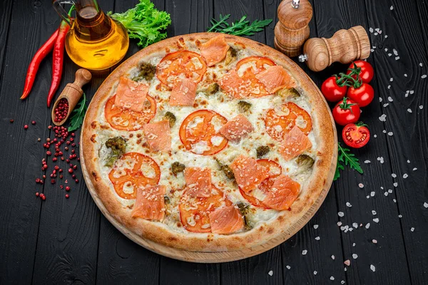 Heerlijke Warme Pizza Met Zalm Tomaten Verschillende Kruiden Houten Tafel — Stockfoto