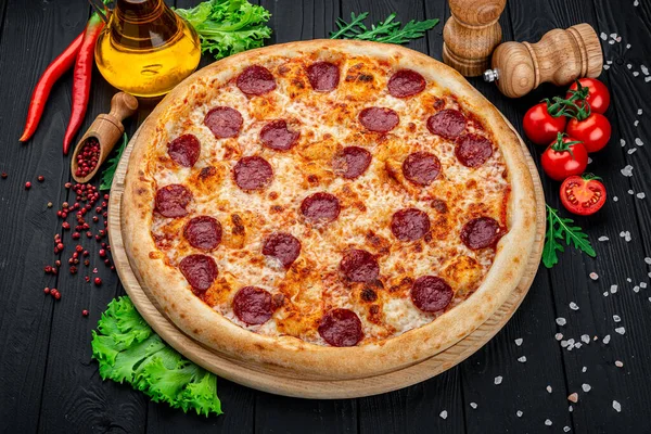 Lekkere Pepperoni Pizza Koken Ingrediënten Tomaten Basilicum Zwarte Beton Achtergrond — Stockfoto