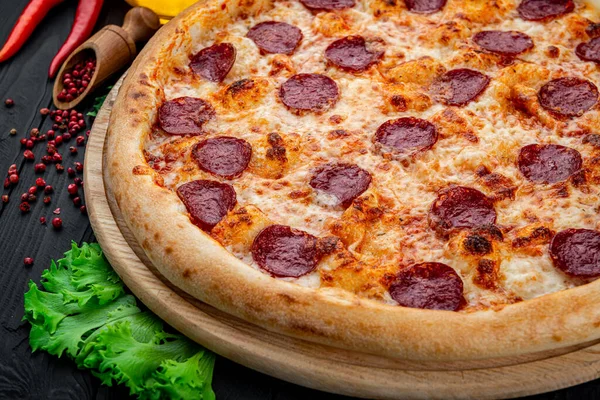 Вкусная Пицца Пепперони Приготовление Ингредиентов Томаты Базилик Черном Бетонном Фоне — стоковое фото