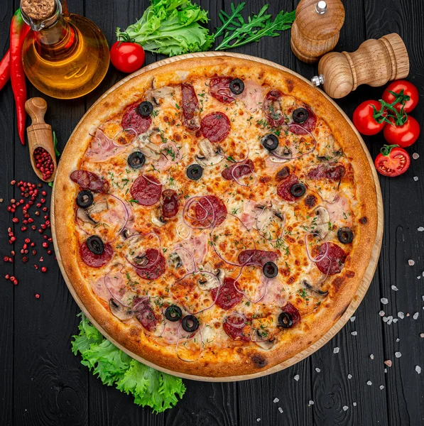 Lekkere Pepperoni Pizza Koken Ingrediënten Tomaten Basilicum Zwarte Beton Achtergrond — Stockfoto