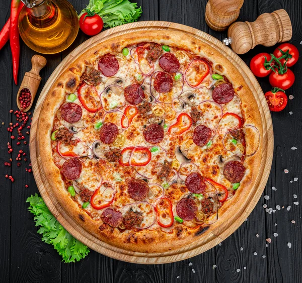 Lekkere Pepperoni Pizza Koken Ingrediënten Tomaten Basilicum Zwarte Beton Achtergrond — Stockfoto