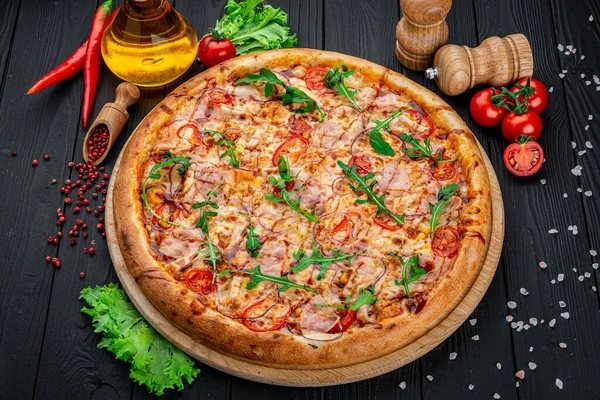 Pizza Com Queijo Mozzarella Salame Carne Frango Carne Bovina Presunto — Fotografia de Stock