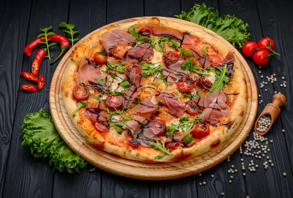 Heerlijke Pizza Met Prosciutto Arugula Italiaanse Snacks Bovenaanzicht — Stockfoto