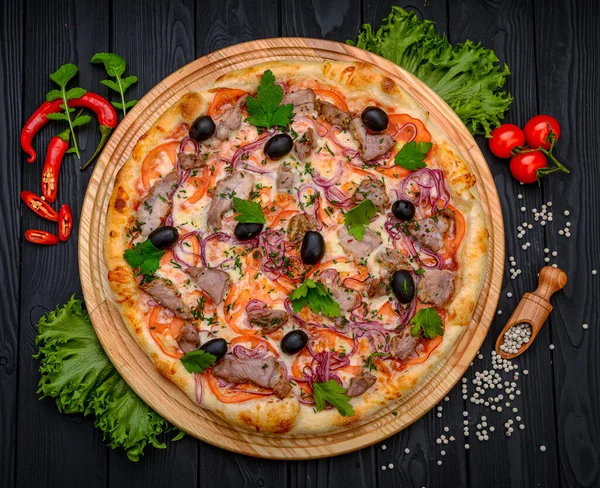 Pizza Com Queijo Mozzarella Salame Carne Frango Carne Bovina Presunto — Fotografia de Stock