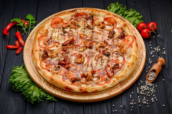 Vista Seletiva Foco Pizza Clássica Gourmet Frutos Mar Mesa Madeira — Fotografia de Stock